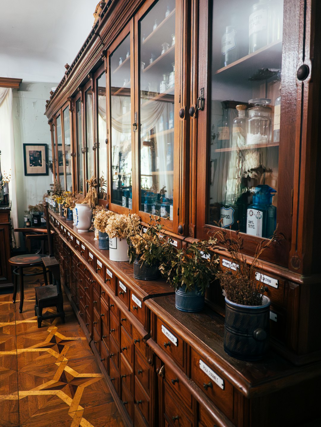 antique-wooden-apothecary-cabinet-with-glass-jars-lsprwj6bimi